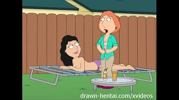 Lois Griffin teniendo sexo lesbico en el jardín